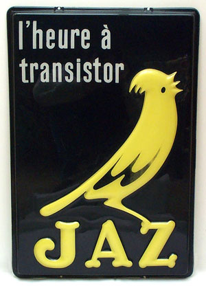 plaque en plastique sur laquelle est écrit: Jaz, l'heure à transistor
